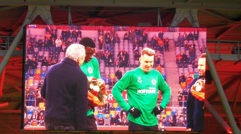 F95 vs Fürth: Klaus Allofs begrüßt Quarshie und Klaus (Foto: FP)