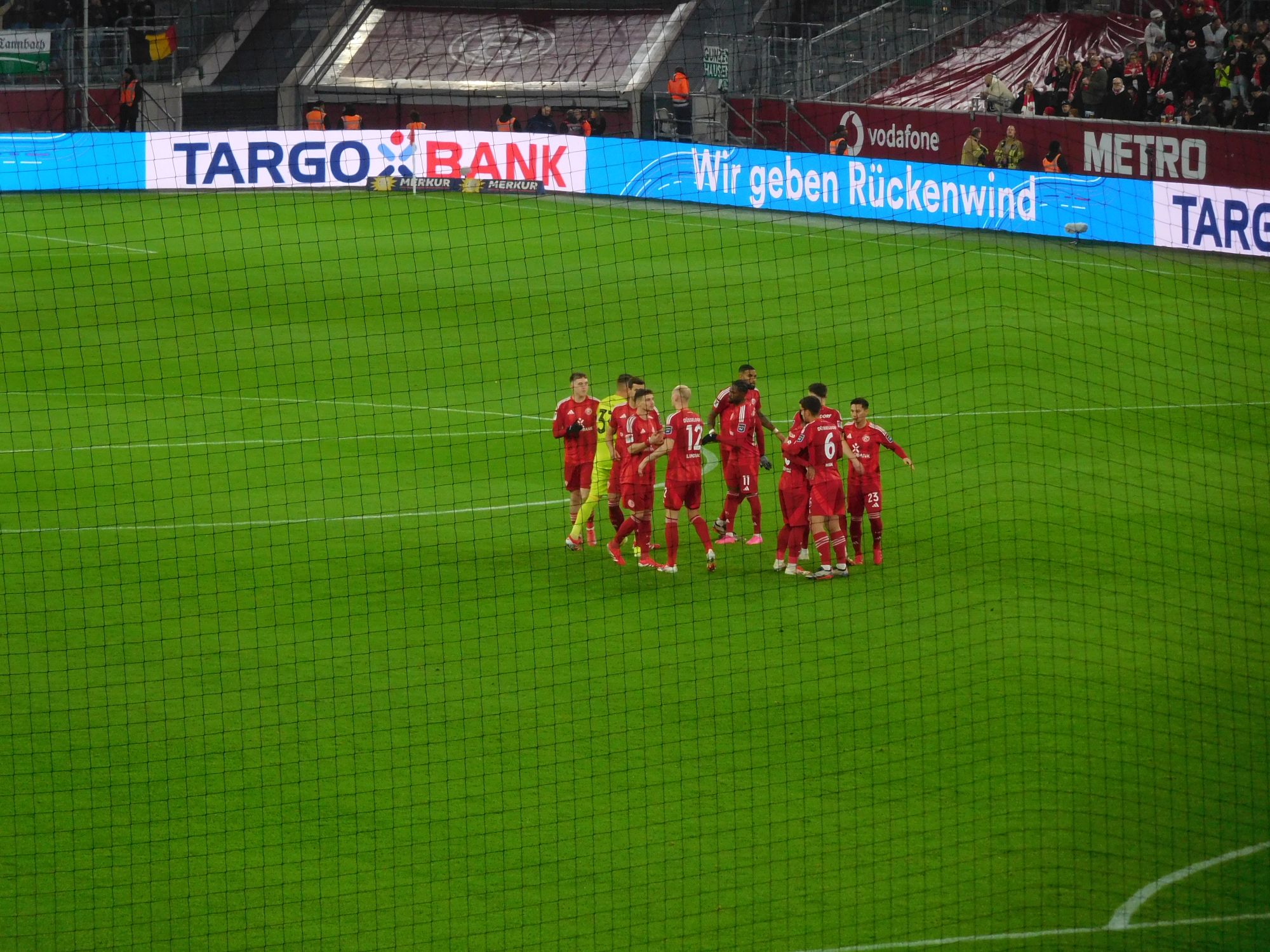 F95 vs Fürth: Der übliche Stuhlkreis im Stehen (Foto: FP)