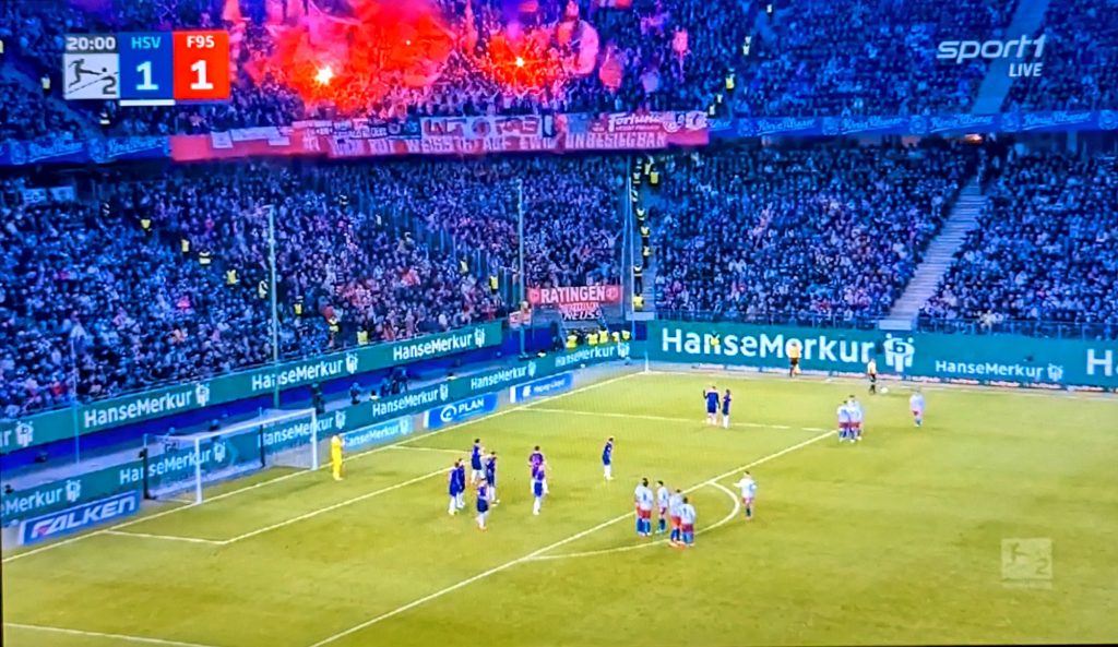 HSV vs F95: Wenigstens in der Kurve hat es gebrannt (Screenshot Sport1)