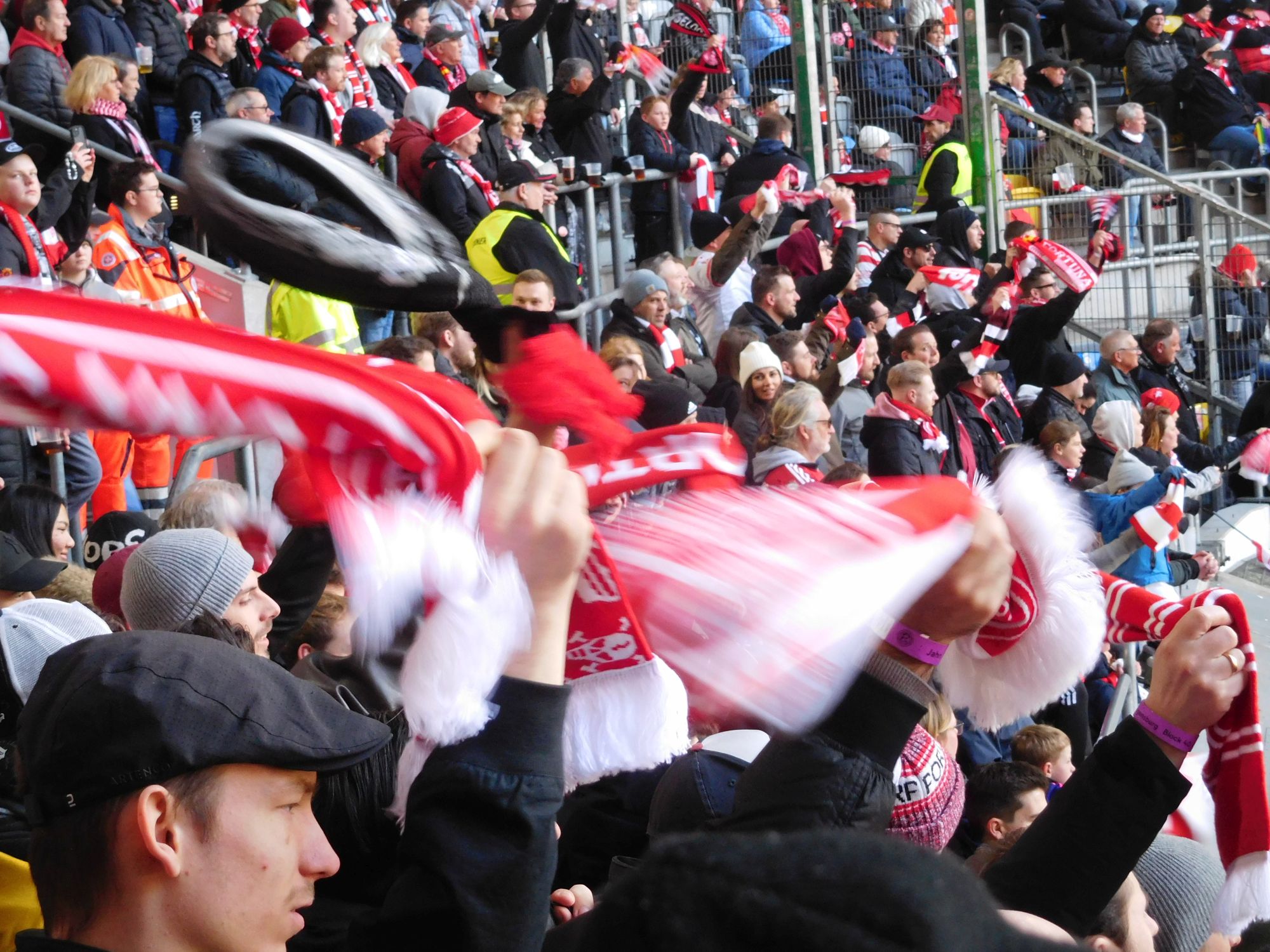 F95 vs Regensburg: Wirbelnde Schals (Foto: FP)