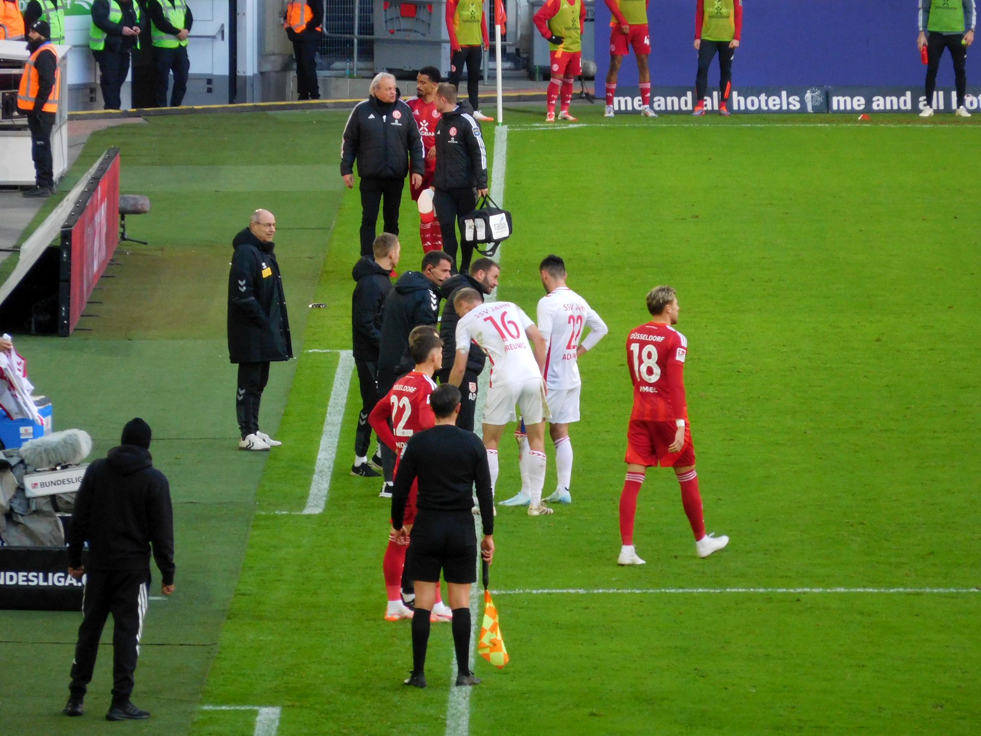 F95 vs Regensburg: Kleine Besprechung an der Seitenlinie (Foto: FP)