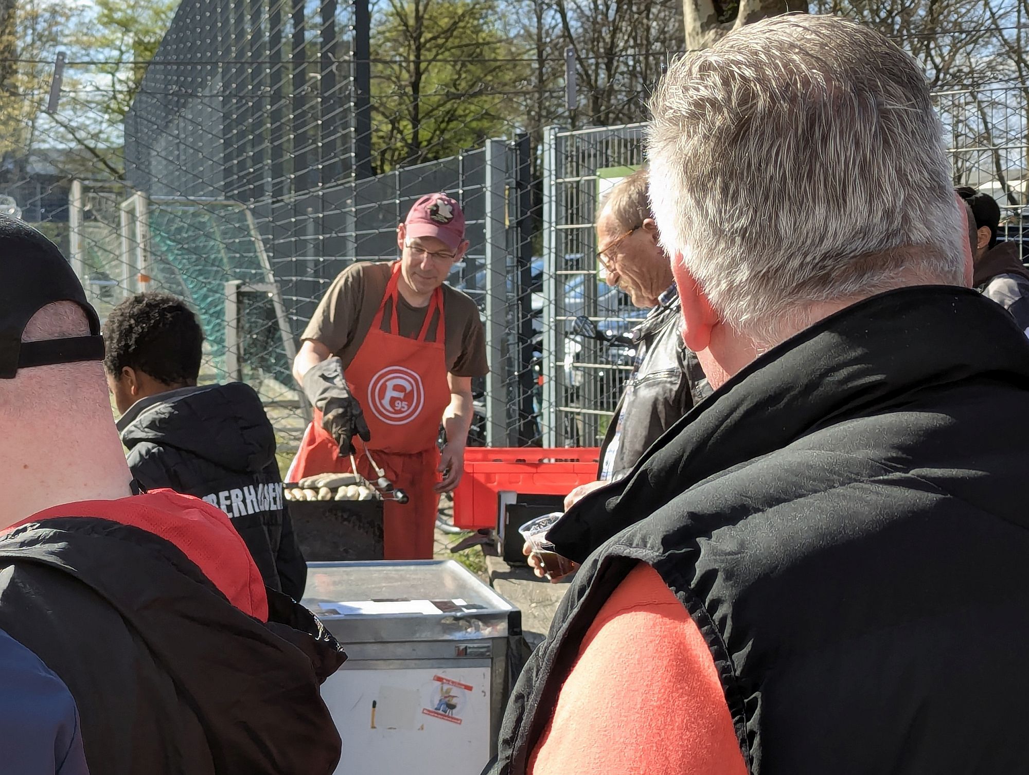 Zwote vs RWO: Sektion Bratwurststand bei der Arbeit (Foto: FP)