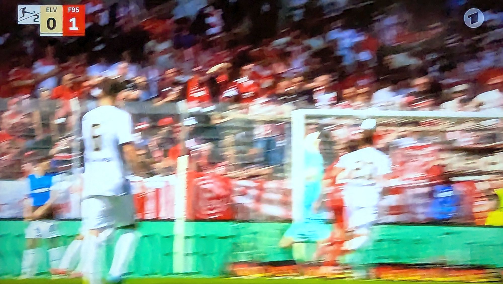 Elversberg vs F95: Da hämmert Ísak die Pille ins Netz (Screenshot ARD)