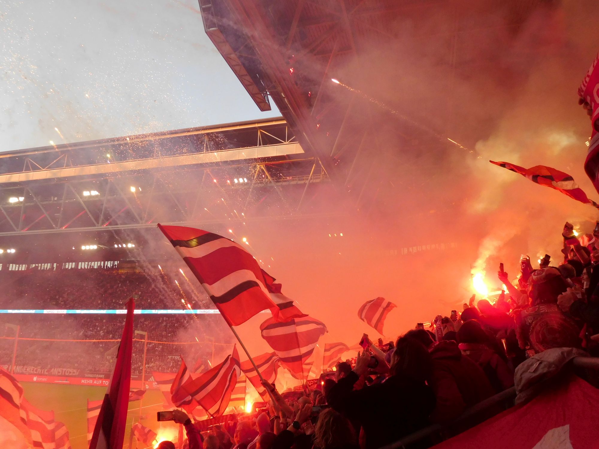 F95 vs Nürnberg: Die Ultras brannten ein  Feuerwerk ab (Foto: FP)