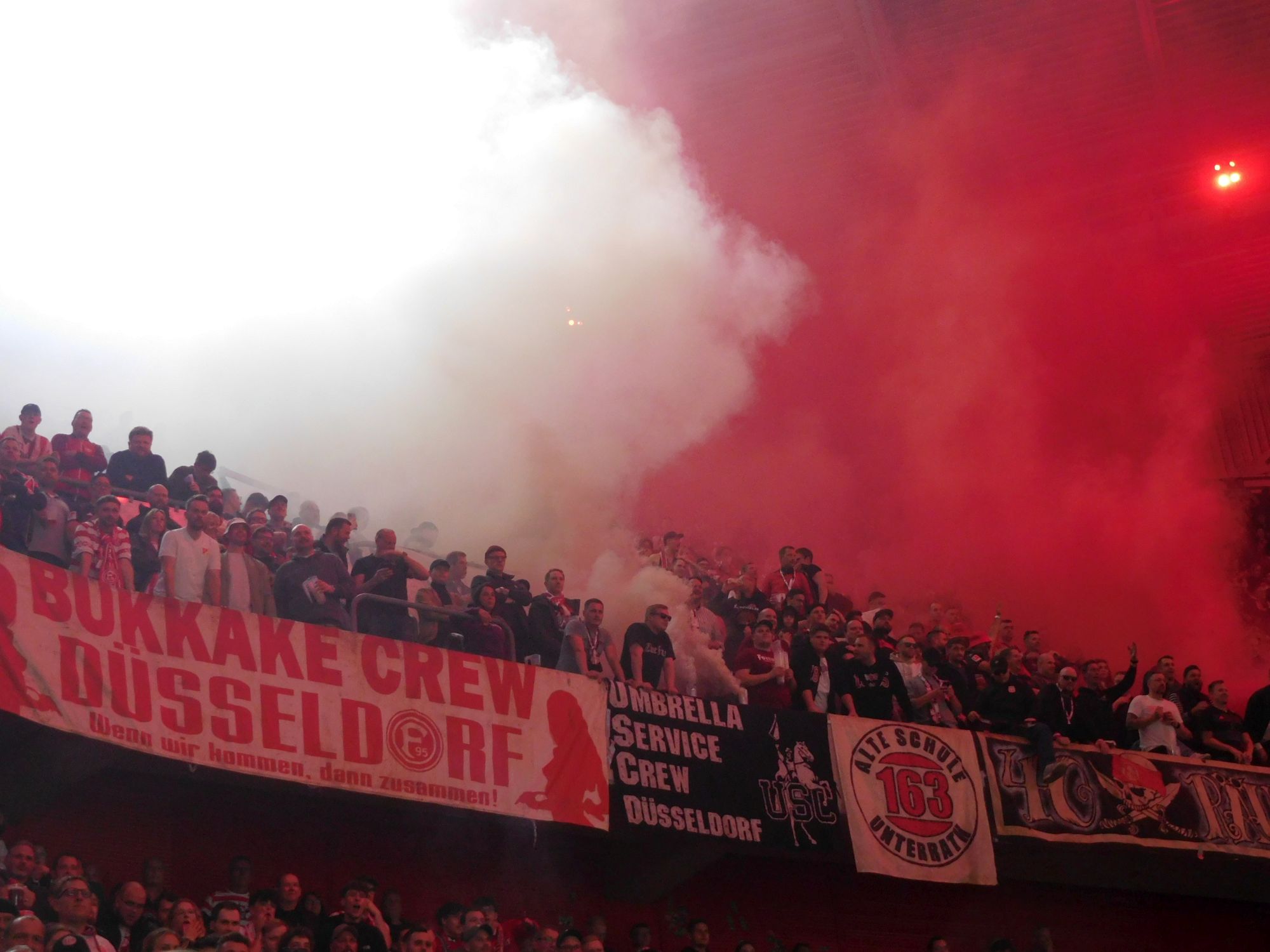 F95 vs Nürnberg: Selbst der Oberrang qualmte (Foto: FP)