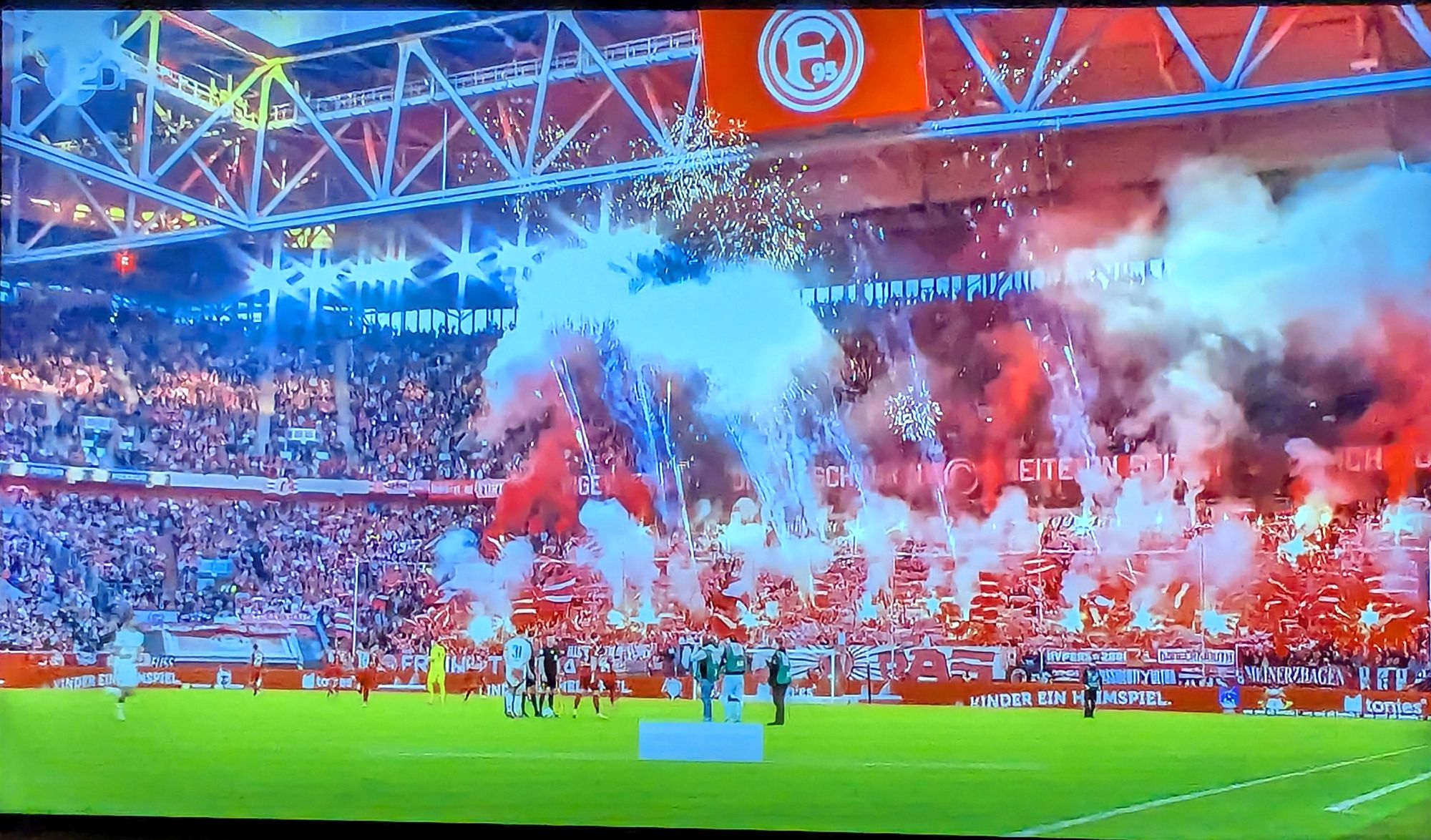 F95 vs Nürnberg: Und so sah das Feuerwerk von gegenüber gesehen aus (Screenshot ZDF)