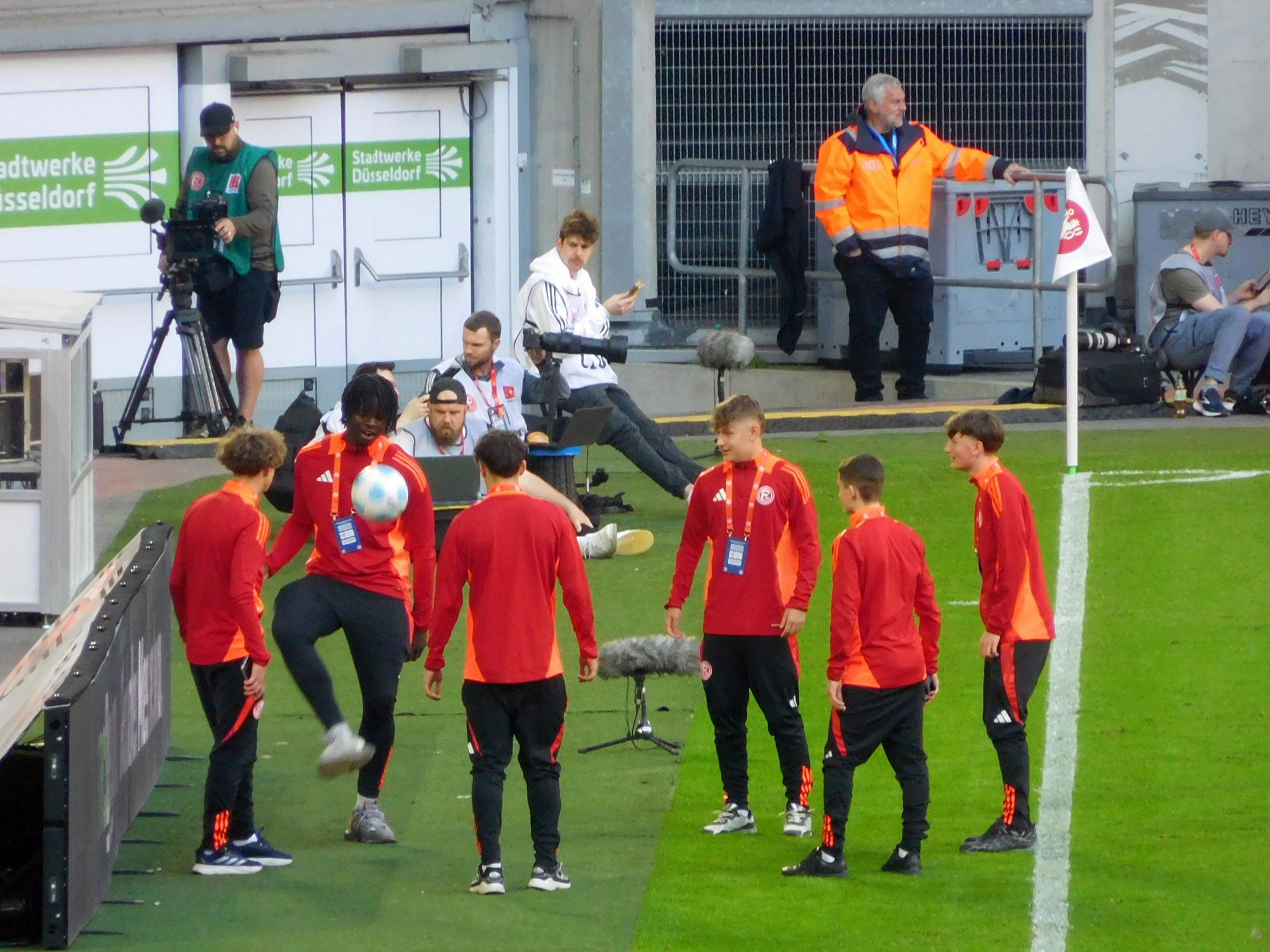 F95 vs Münster: Balljungen zeigen in der Pause Fußballakrobatik (Foto: FP)