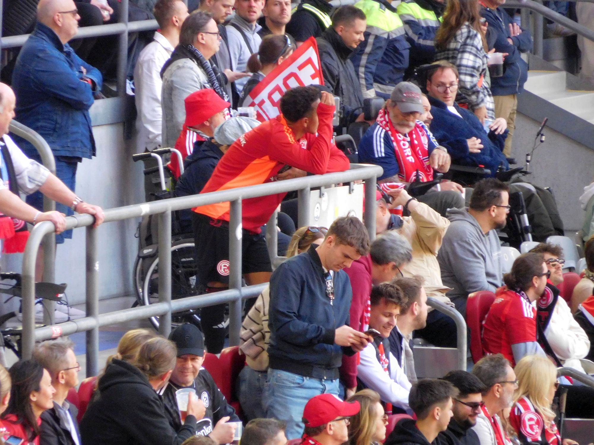 F95 vs Münster: Der arme Myron nach dem Platzverweis auf der Tribüne (Foto: FP)