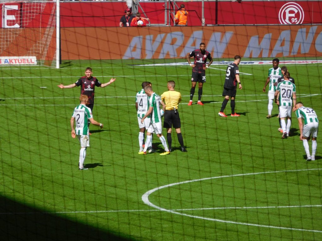 F95 vs Münster: Der konfuse Schiri Lechner (Foto: FP)
