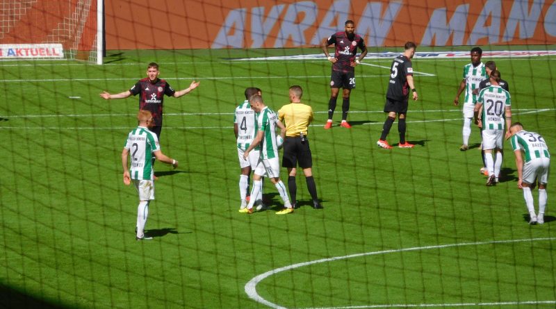 F95 vs Münster: Der konfuse Schiri Lechner (Foto: FP)