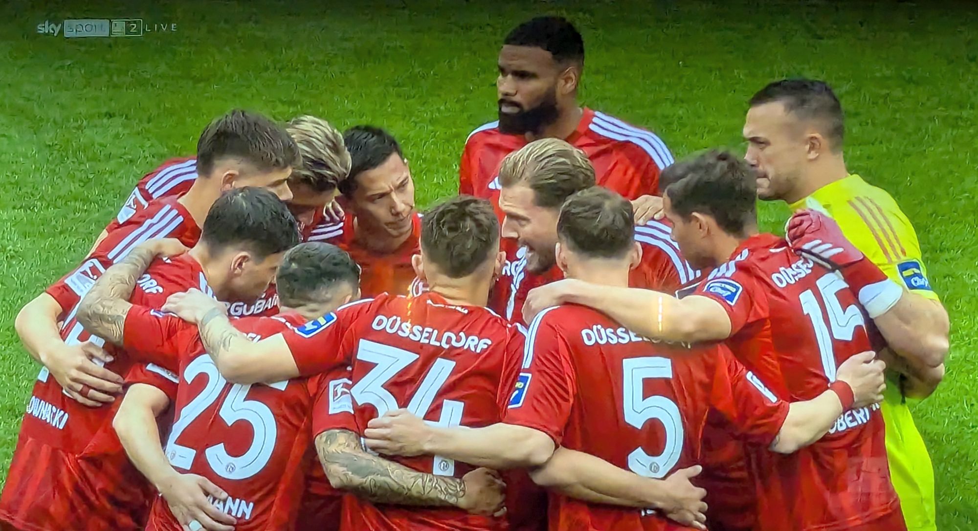 Paderborn vs F95 Das Einschwören vor dem Anpfiff (Screenshot Sky)