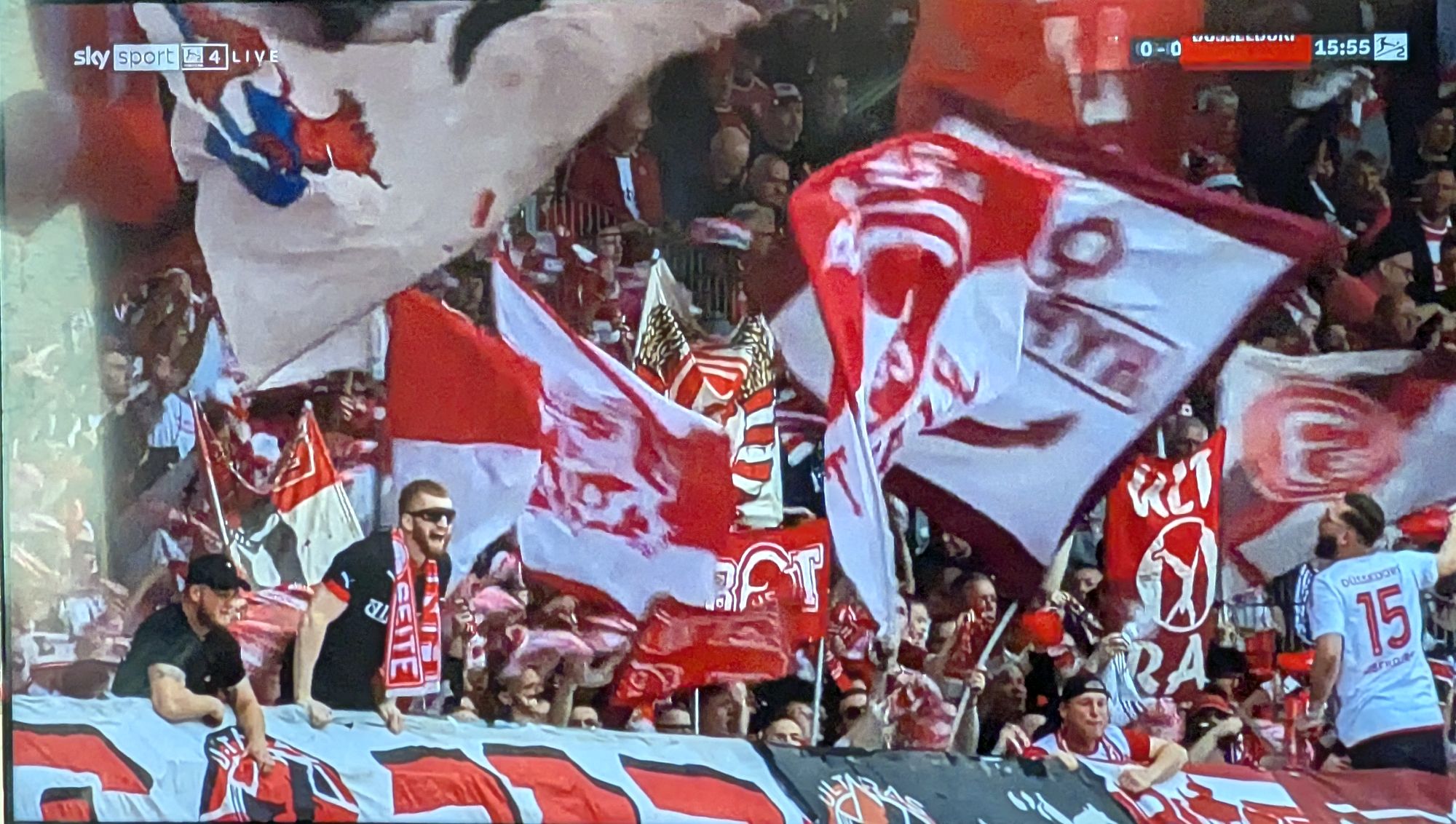 BTSV vs F95: Der wie immer mächtige Auswärtsblock (Screenshot Sky)