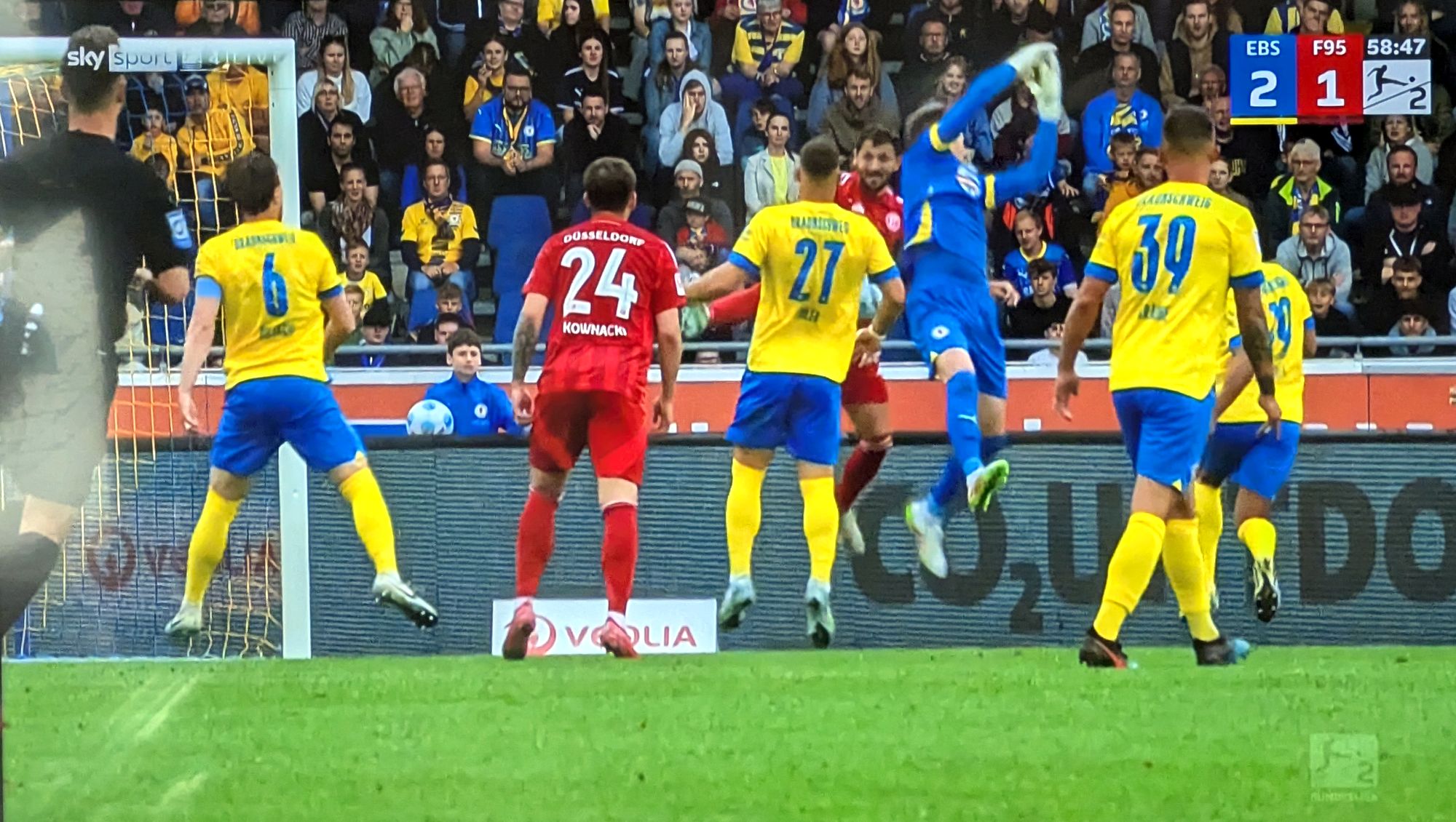 BTSV vs F95: Braunschweig-Keeper im Stile eines Fliegenfängers (Screenshot Sky)