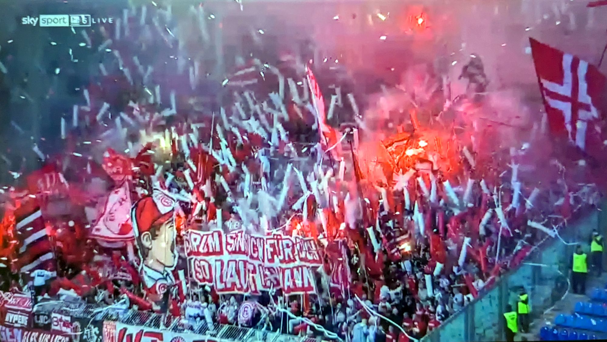 Magdeburg vs F95: Prächtige Konfetti-Choreo der Fortuna-Fans (Screenshot Sky)