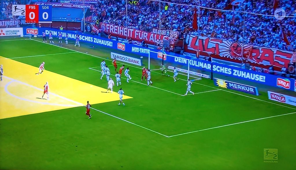 F95 vs Schalke: Kownacki köpft das 1:0 (Screenshot ARD)