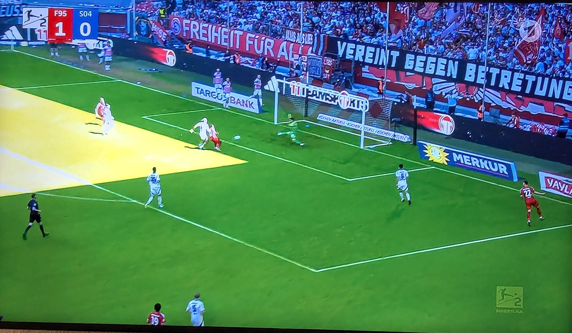 F95 vs Schalke: Prima Spielzug zum 2:0 durch van Brederode (Screenshot ARD)