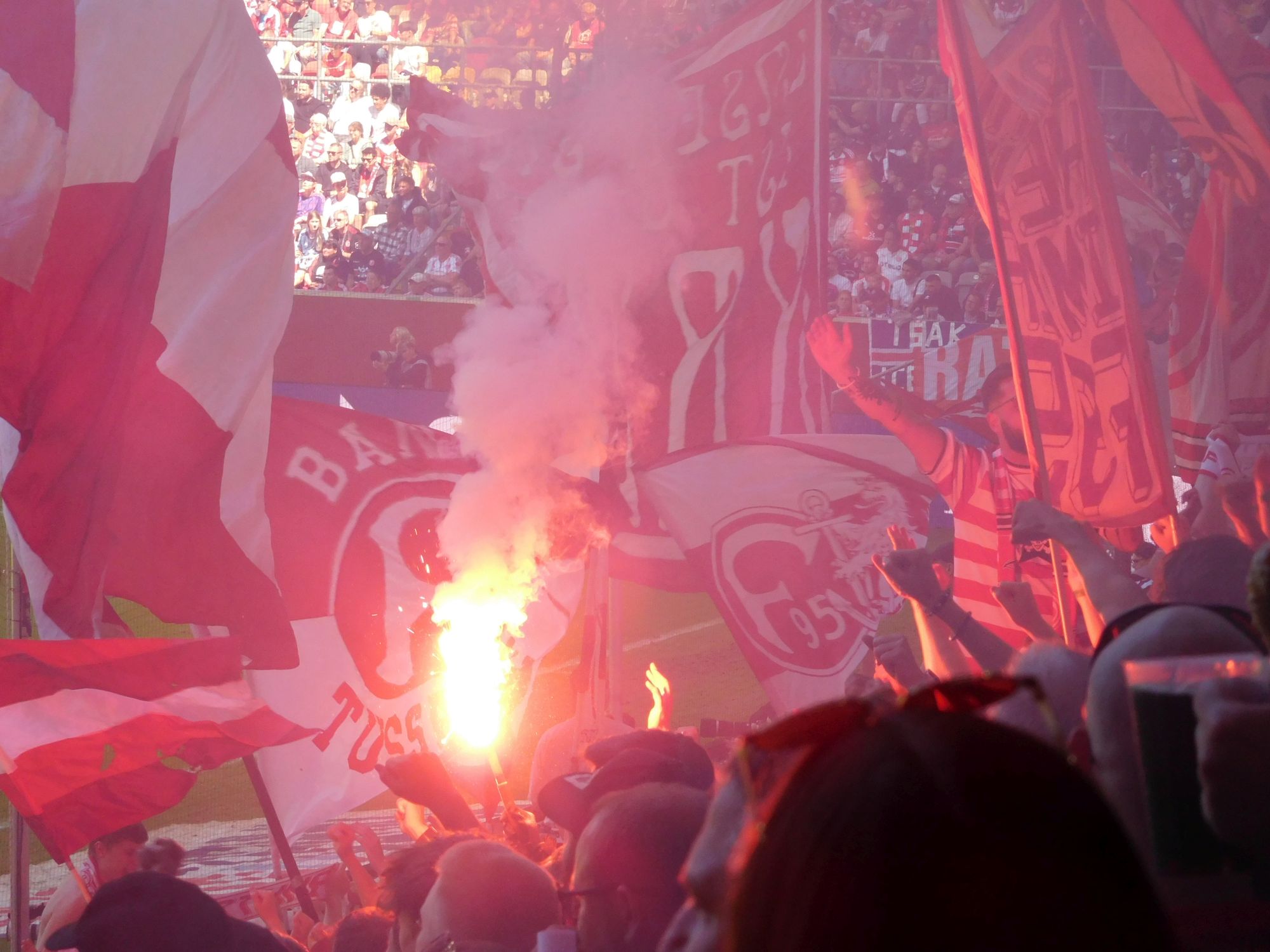 F95 vs Schalke: Ein  bisschen Feuer muss auch dabei sein (Foto: FP)