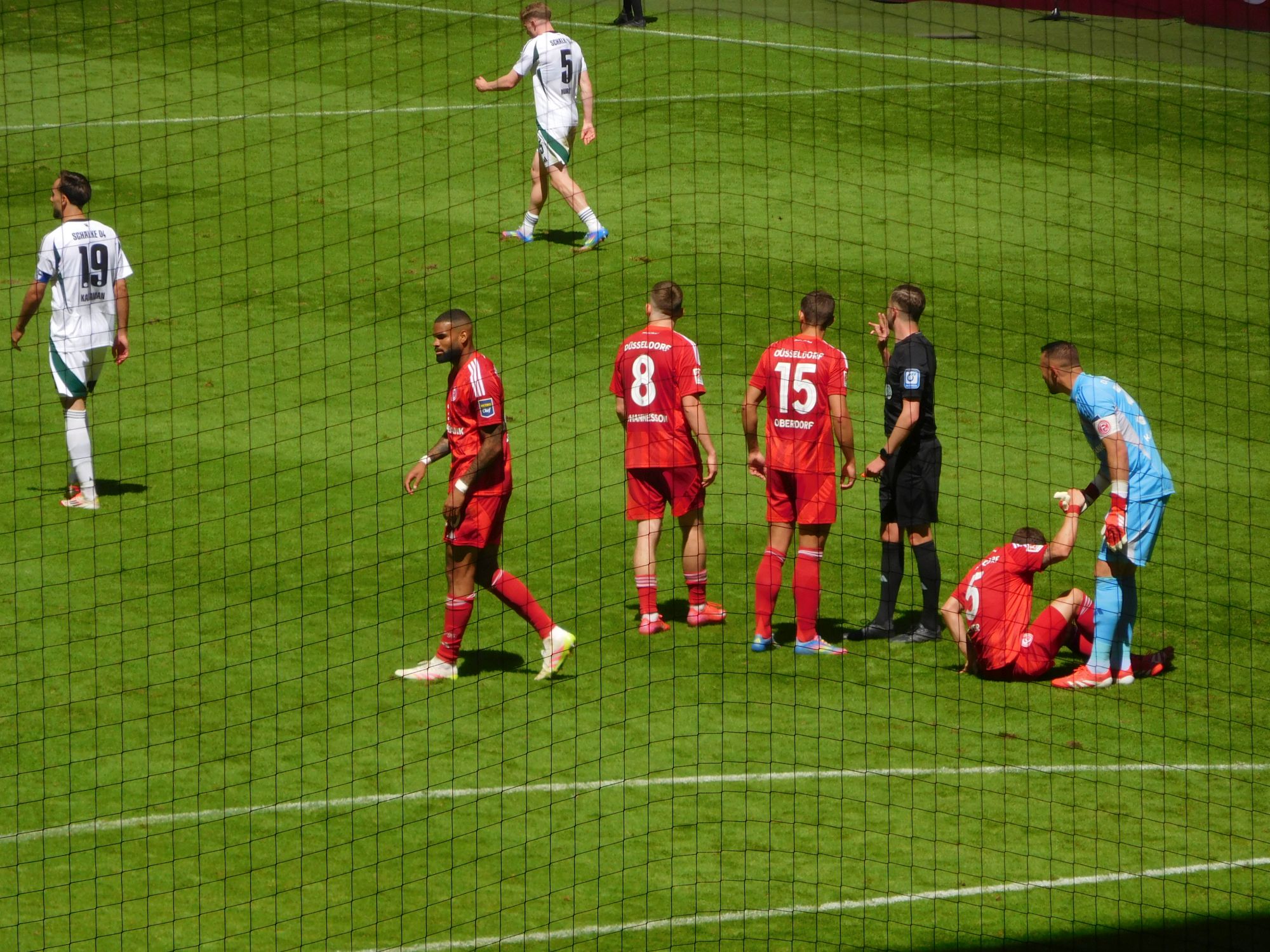 F95 vs Schalke: Ein gelbwürdiges Foul, das ungeahndet blieb (Foto: FP)