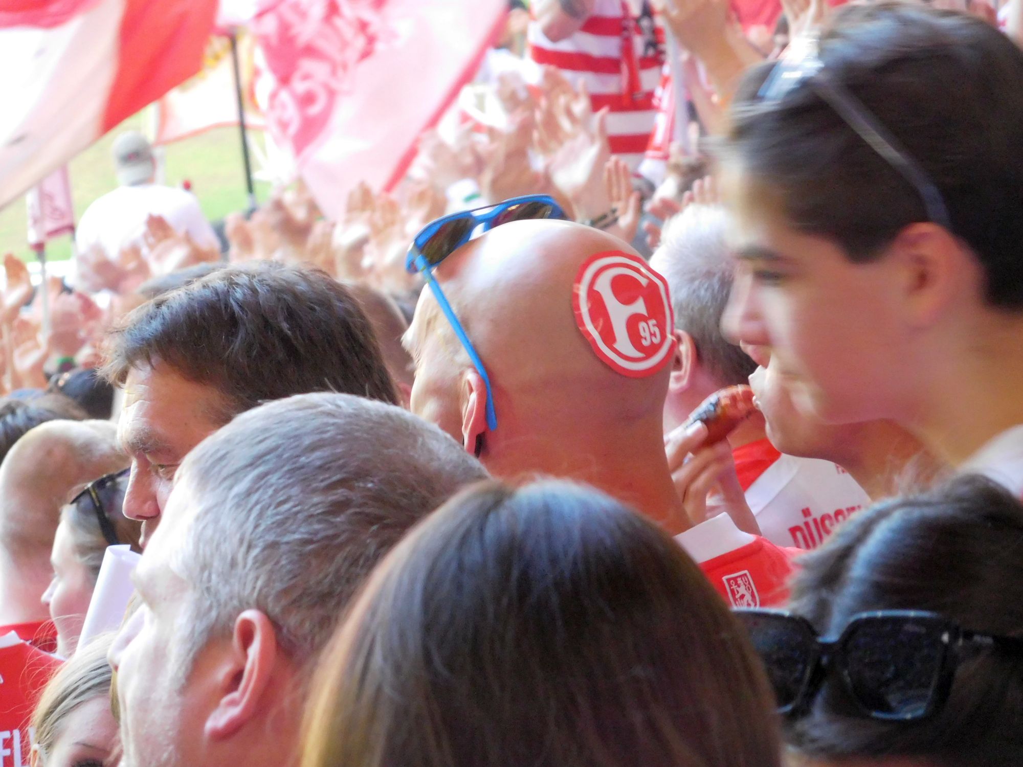 F95 vs Schalke: Kreative Sticker-Platzierung (Foto: FP)