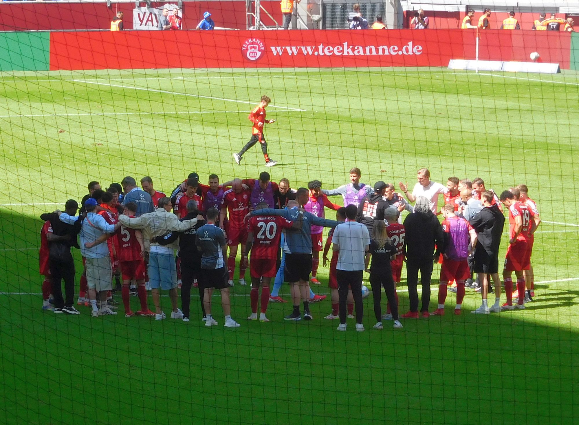 F95 vs Schalke: Siegesfeier, und keiner weiß, wer nächste Saison bleibt. (Foto: FP)