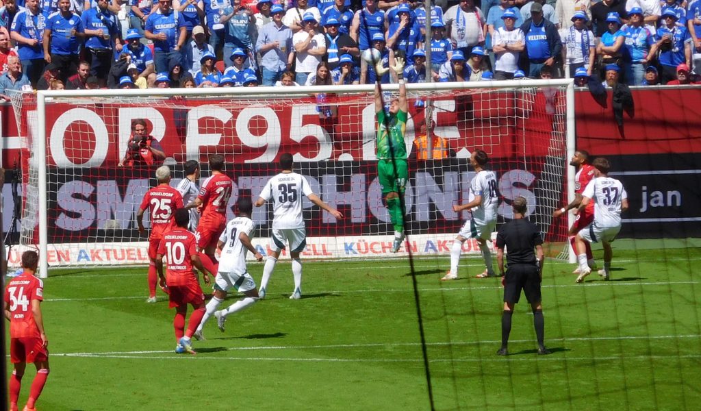 F95 vs Schalke: Einmal musste der S04-Tormann spektakulär retten (Foto: FP)