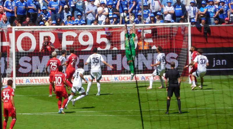 F95 vs Schalke: Einmal musste der S04-Tormann spektakulär retten (Foto: FP)