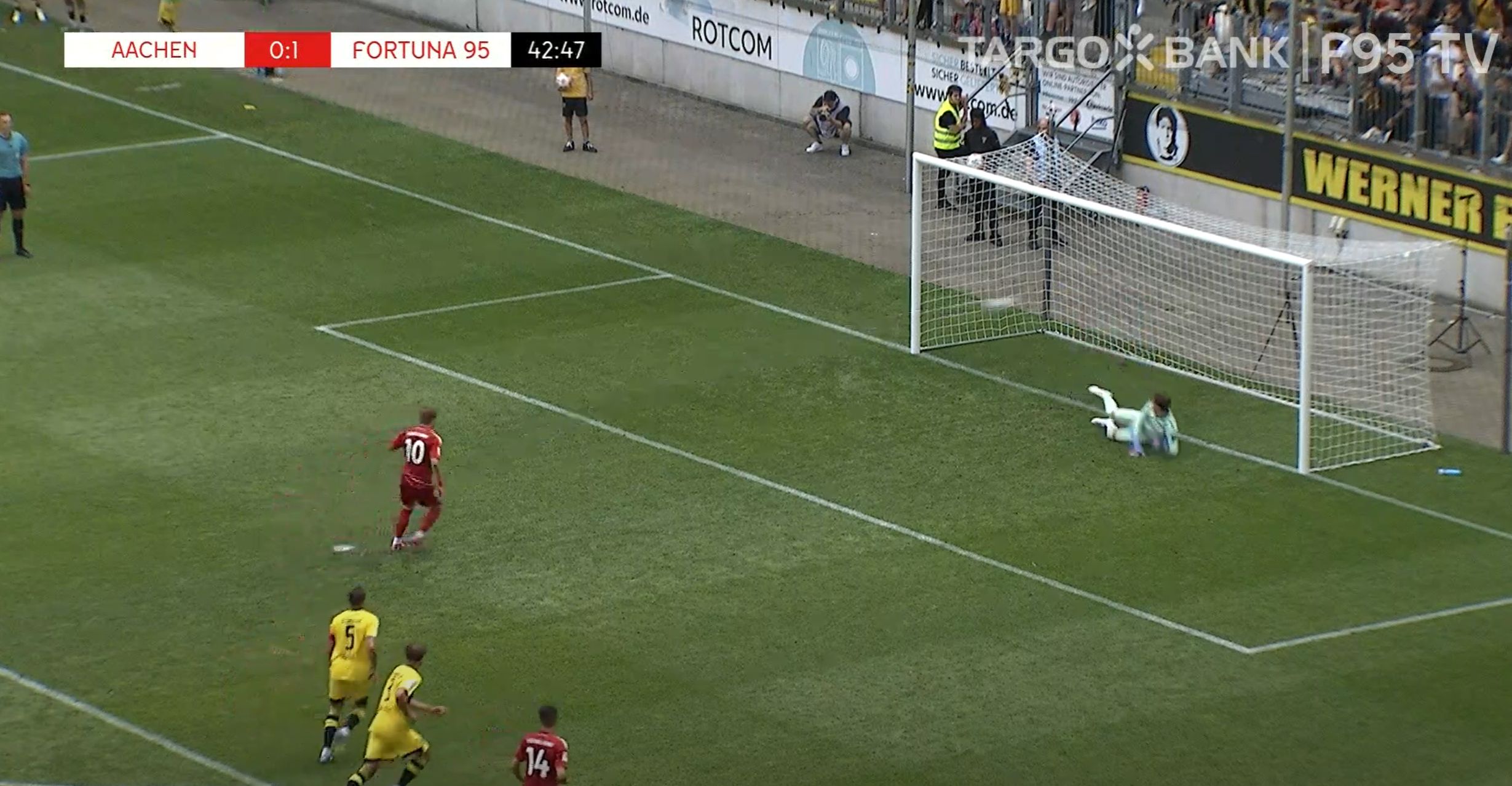 Aachen vs F95: Rasmussen haut den Elfer zum 2:0 rein (Screenshot: f95.tv)