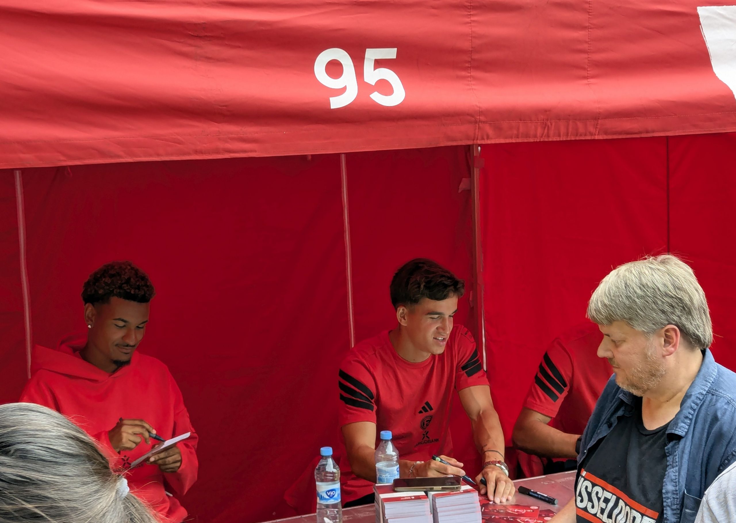 Saisoneröffnung 2025: Wenn Spieler beim Autogrammeschreiben Spaß haben (Foto: FP)