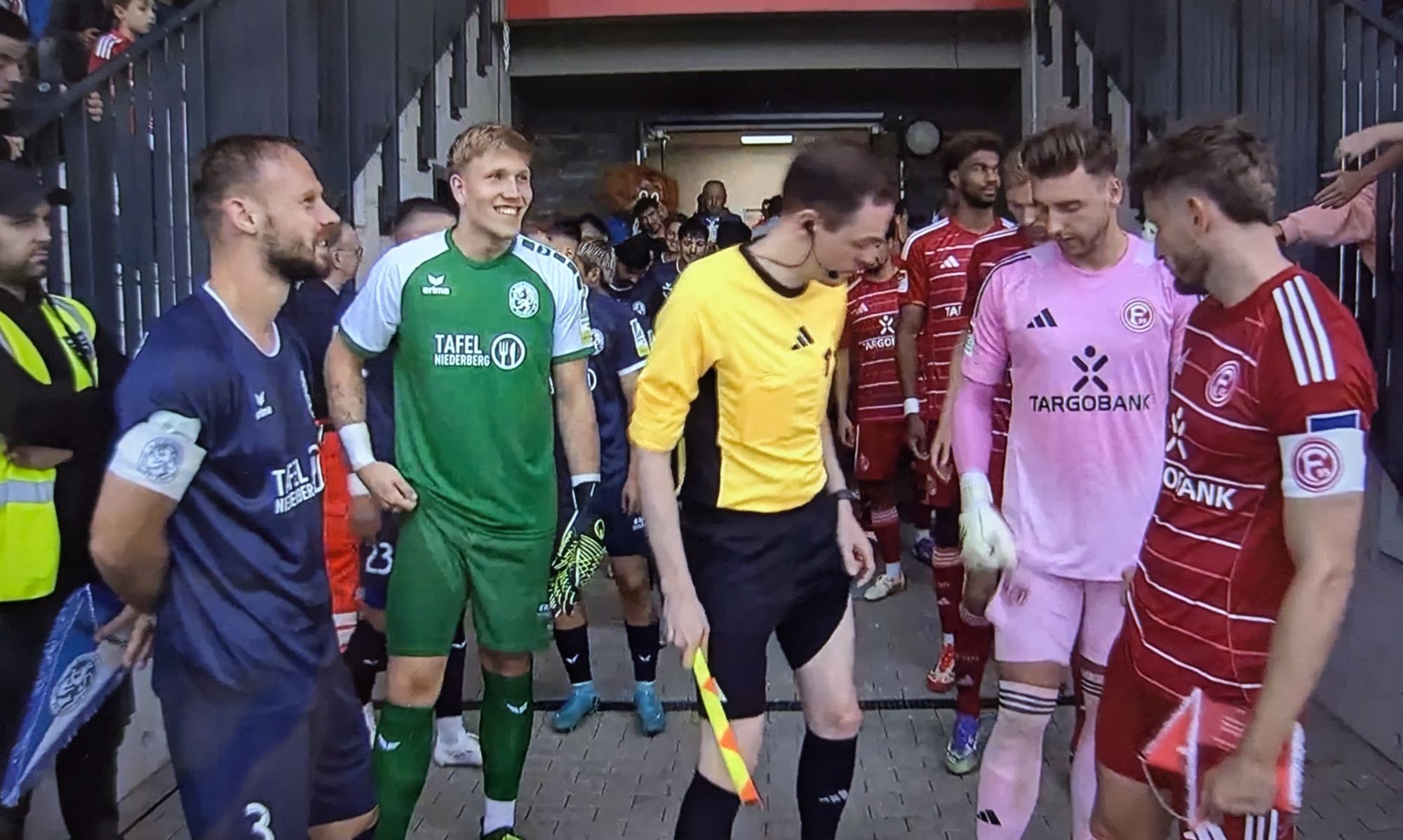 Velbert vs F95: Gute Laune beim Auflauf (Screenshot f95.tv)