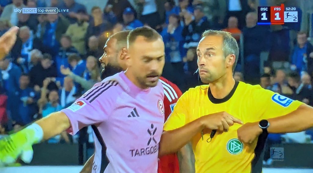 Bielefeld vs F95: Der Irre mit der Pfeife (Screenshot Sky)