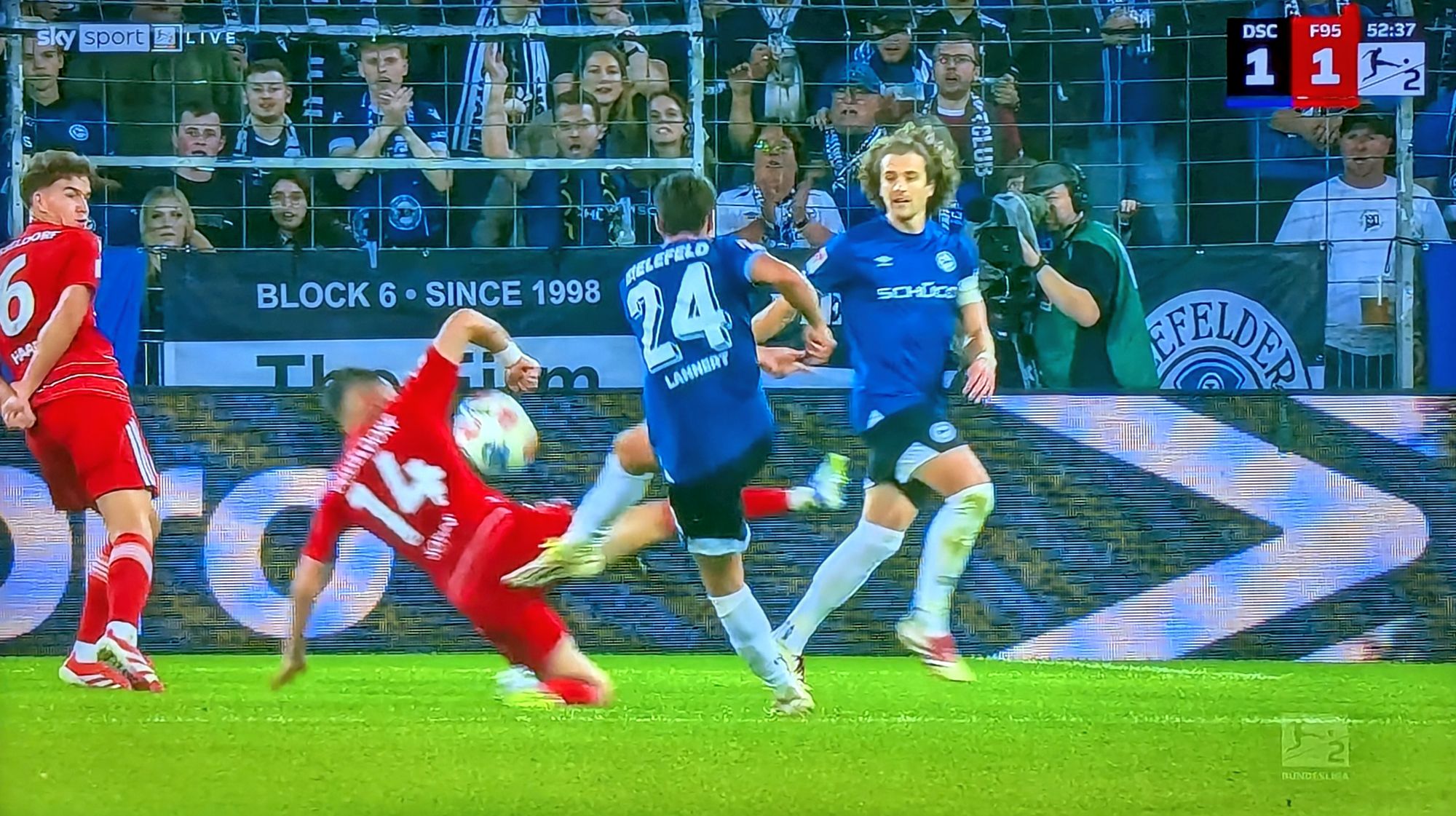 Bielefeld vs F95: Sotiris und der Ellenbogen des Grauens (Screenshot Sky)