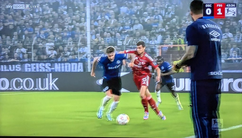 Bielefeld vs F95: Tim und der Zweikampf des Grauens (Screenshot Sky)