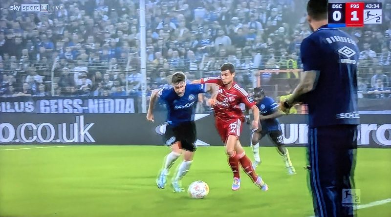 Bielefeld vs F95: Tim und der Zweikampf des Grauens (Screenshot Sky)
