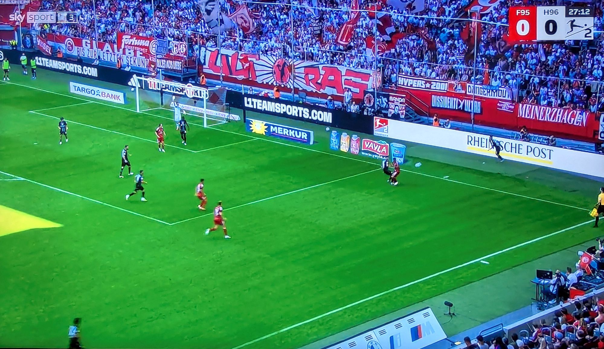 Fortuna vs Hannover: Tolle Ballbehauptung durch Zimbo (Screenshot Sky)