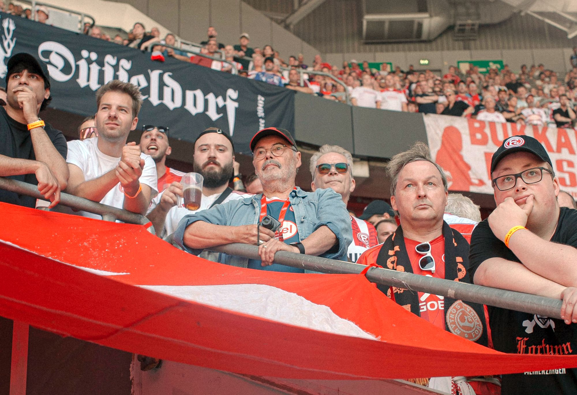F95 vs Hannover: Der Ergebene im Kreise seiner Fortuna-Freunde im 41er: deprimiert (Foto: Sandra D.)