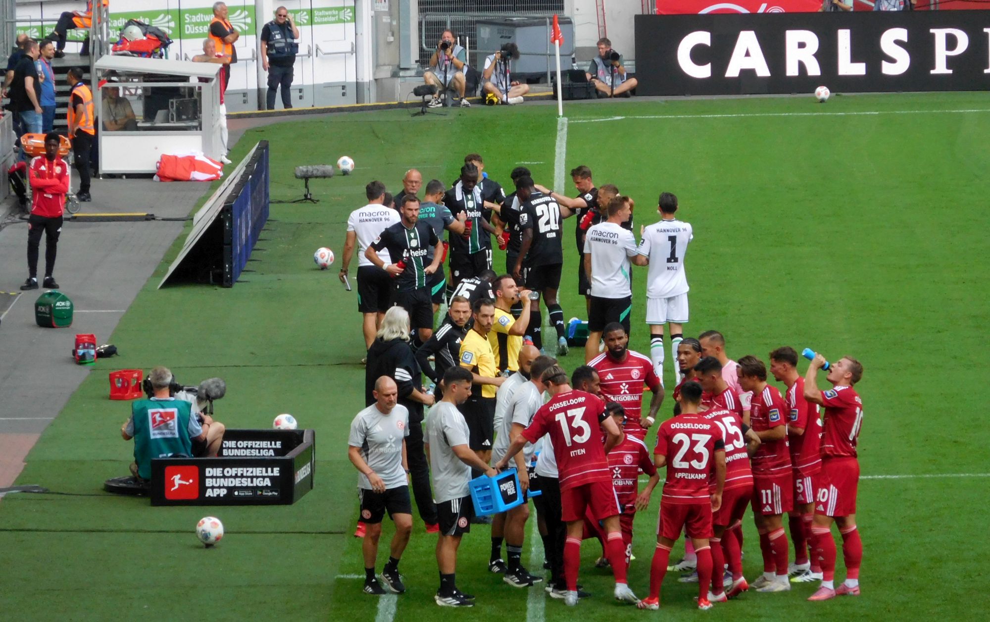 Fortuna vs Hannover: Trinkpause, weil ganz schön warm da unten (Foto: FP)