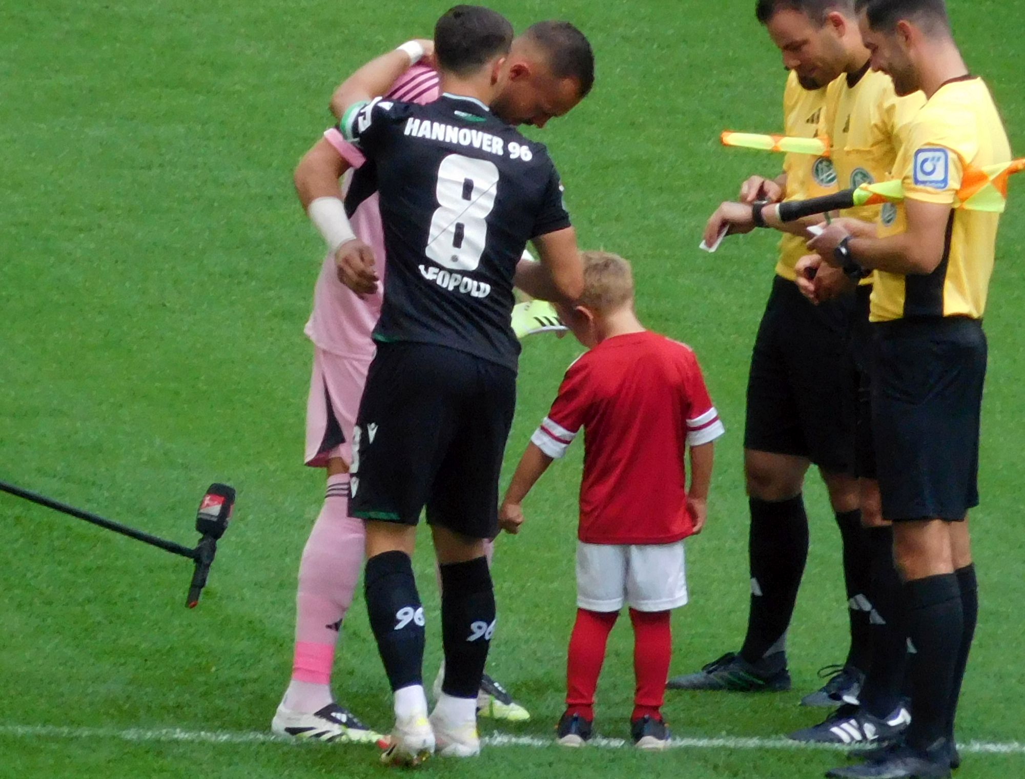 Fortuna vs Hannover: Einlaufkind zeigt Käpt'n Kastenmeier, wo's langgeht (Foto: FP)