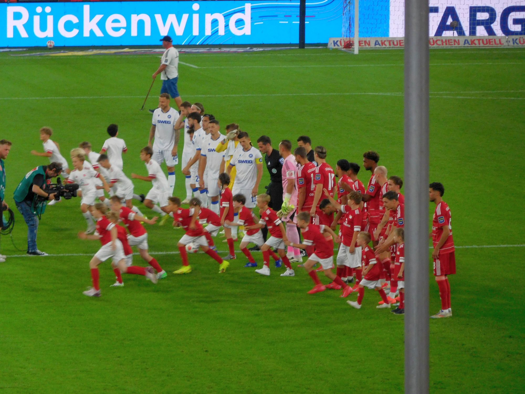 F95 vs KSC: Der übliche Einlauf... (Foto: FP)