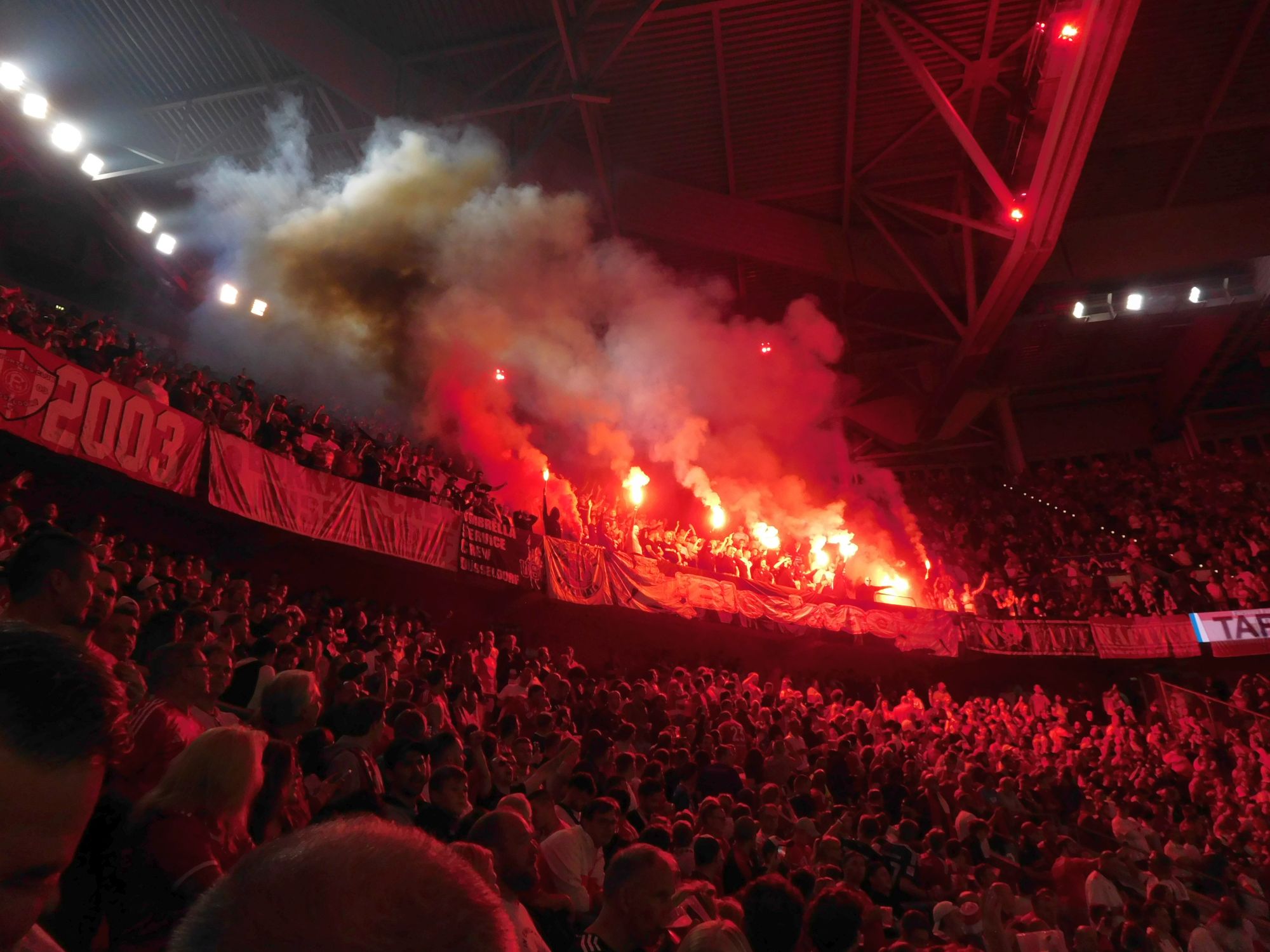 F95 vs KSC: Rotes Feuer im Oberrang (Foto: FP)