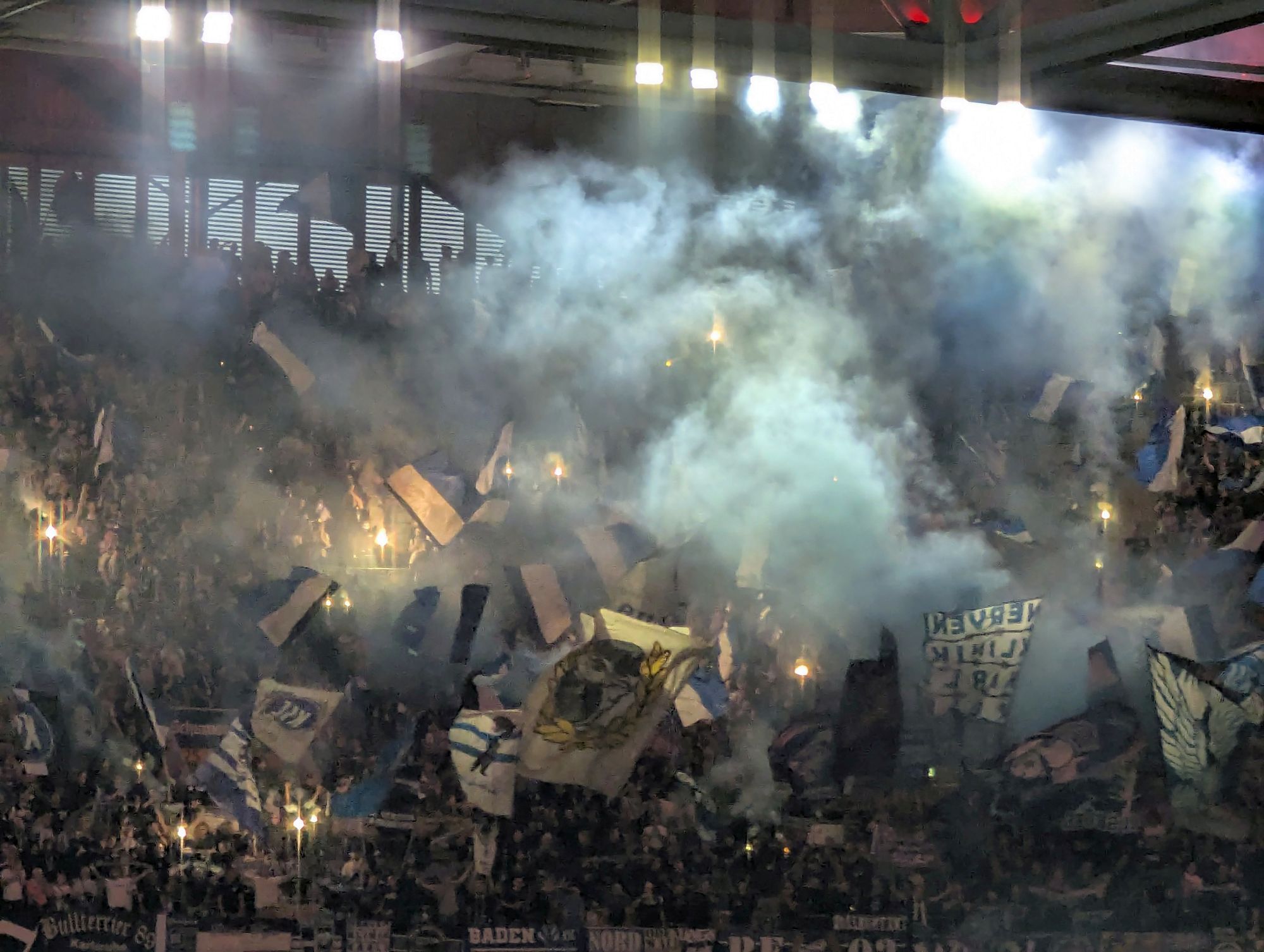F95 vs KSC: Blauer Rauch überm Gästeblock (Foto: FP)