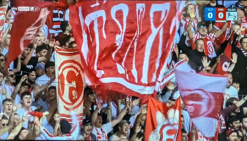 Paderborn vs F95: Prächtiger Auswärtsblock in der Möbelhalle (Screenshot Sky)