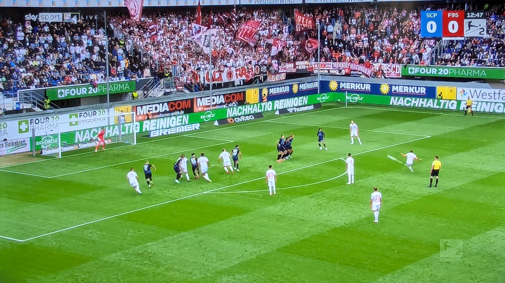 Paderborn vs F95: Muslija hämmert den Freistoß (Screenshot Sky)