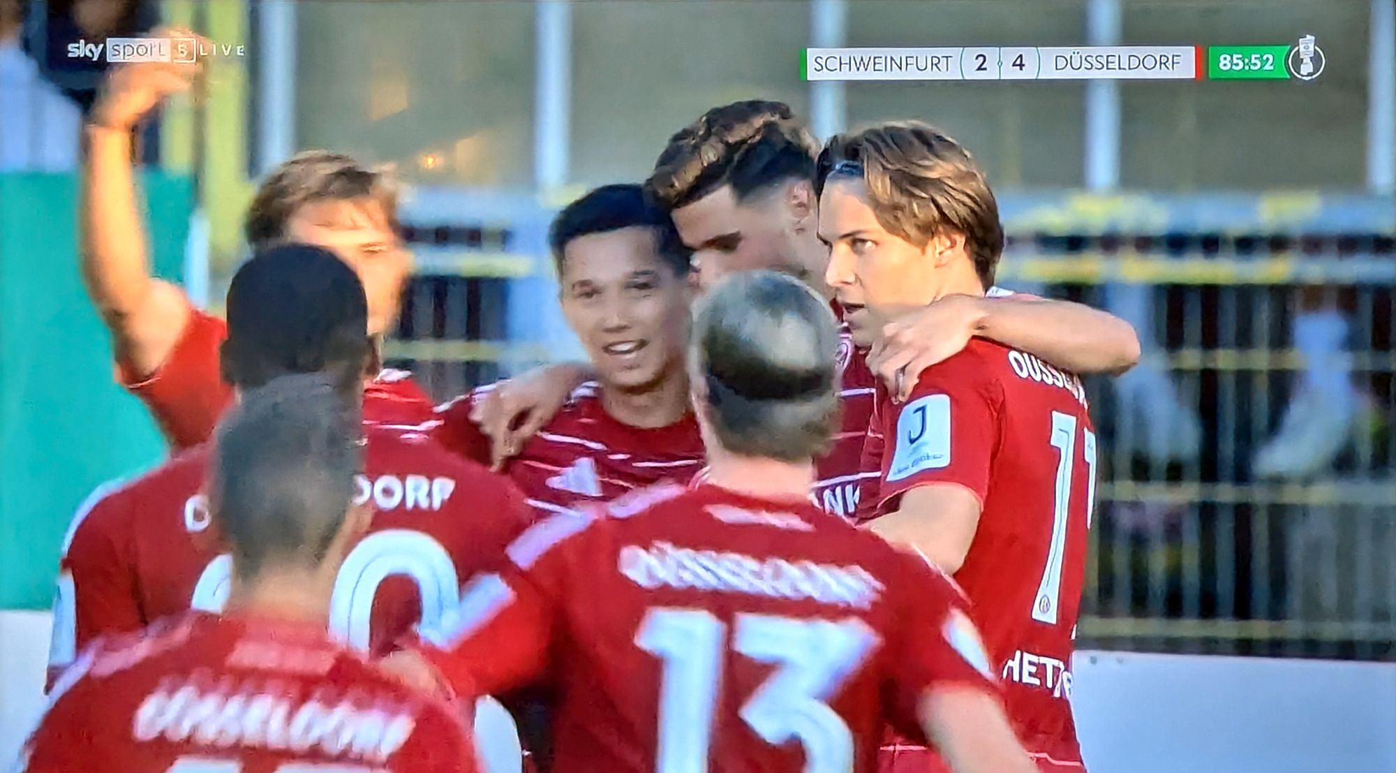 Schweinfurt vs F95: Freude nach dem schönen 2:4 durch Shinta (Screenshot Sky)