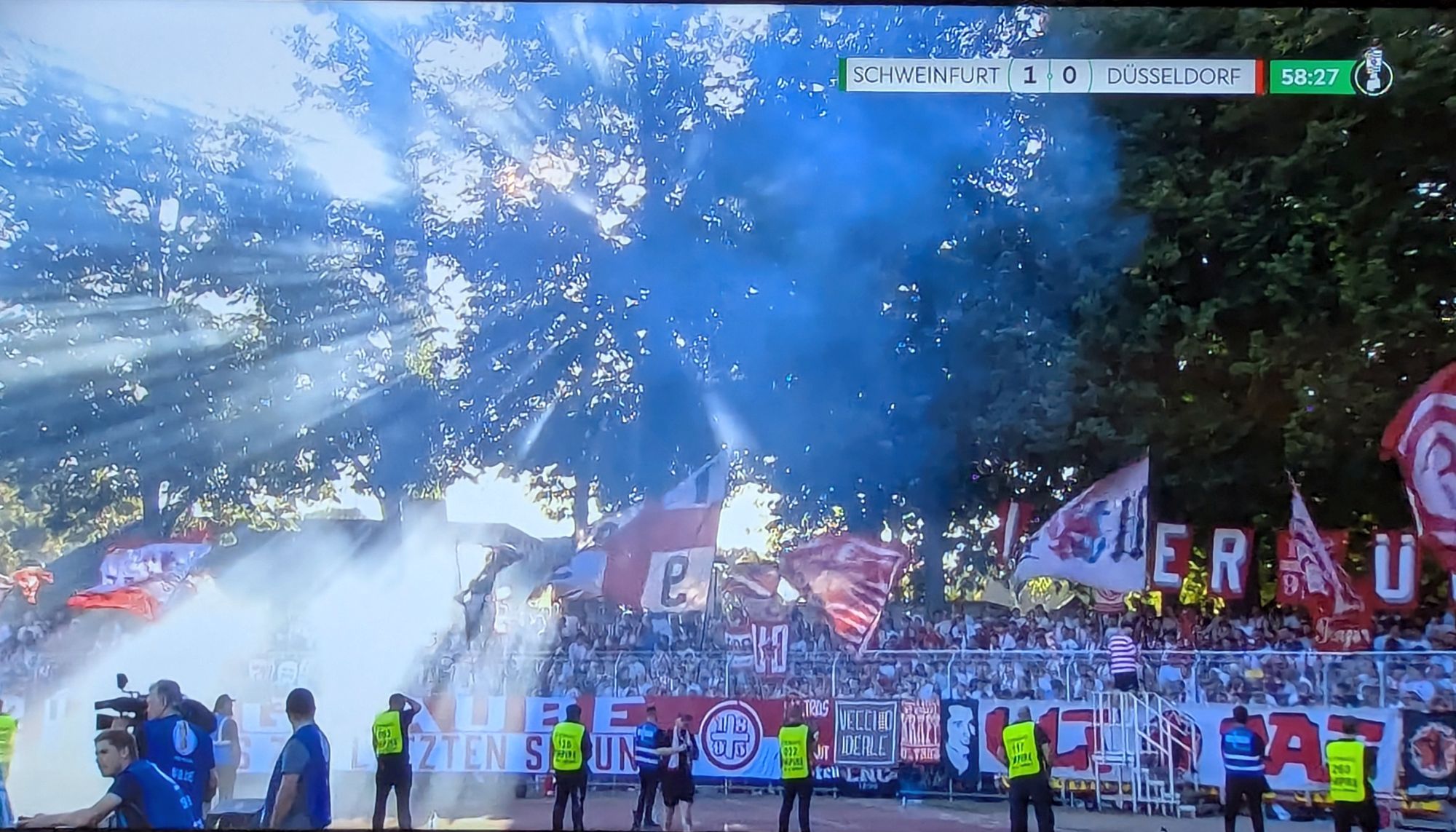 Schweinfurt vs F95: Der bestrahlte F95-Fanblock (Screenshot Sky)