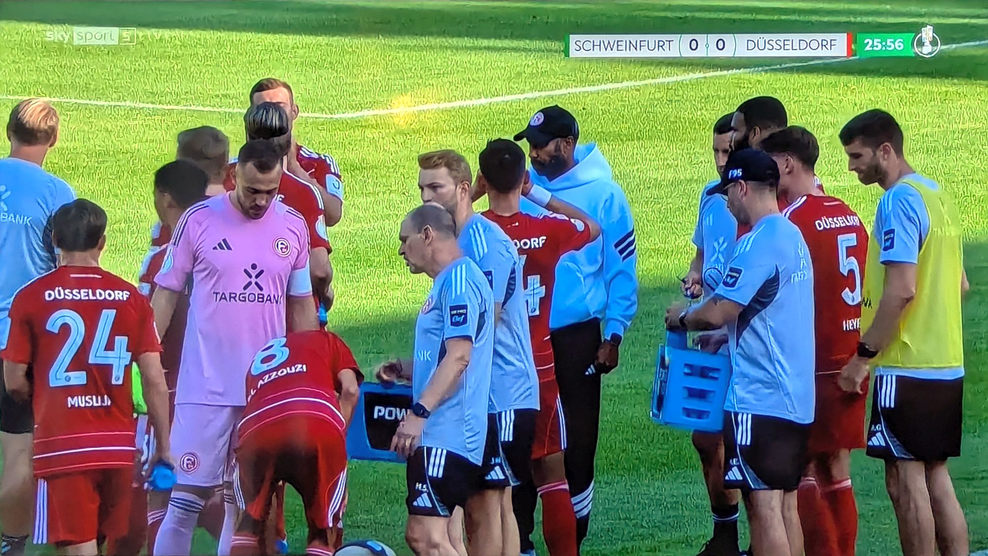 Schweinfurt vs F95: Ratlosigkeit in der Trinkpause (Screenshot Sky)