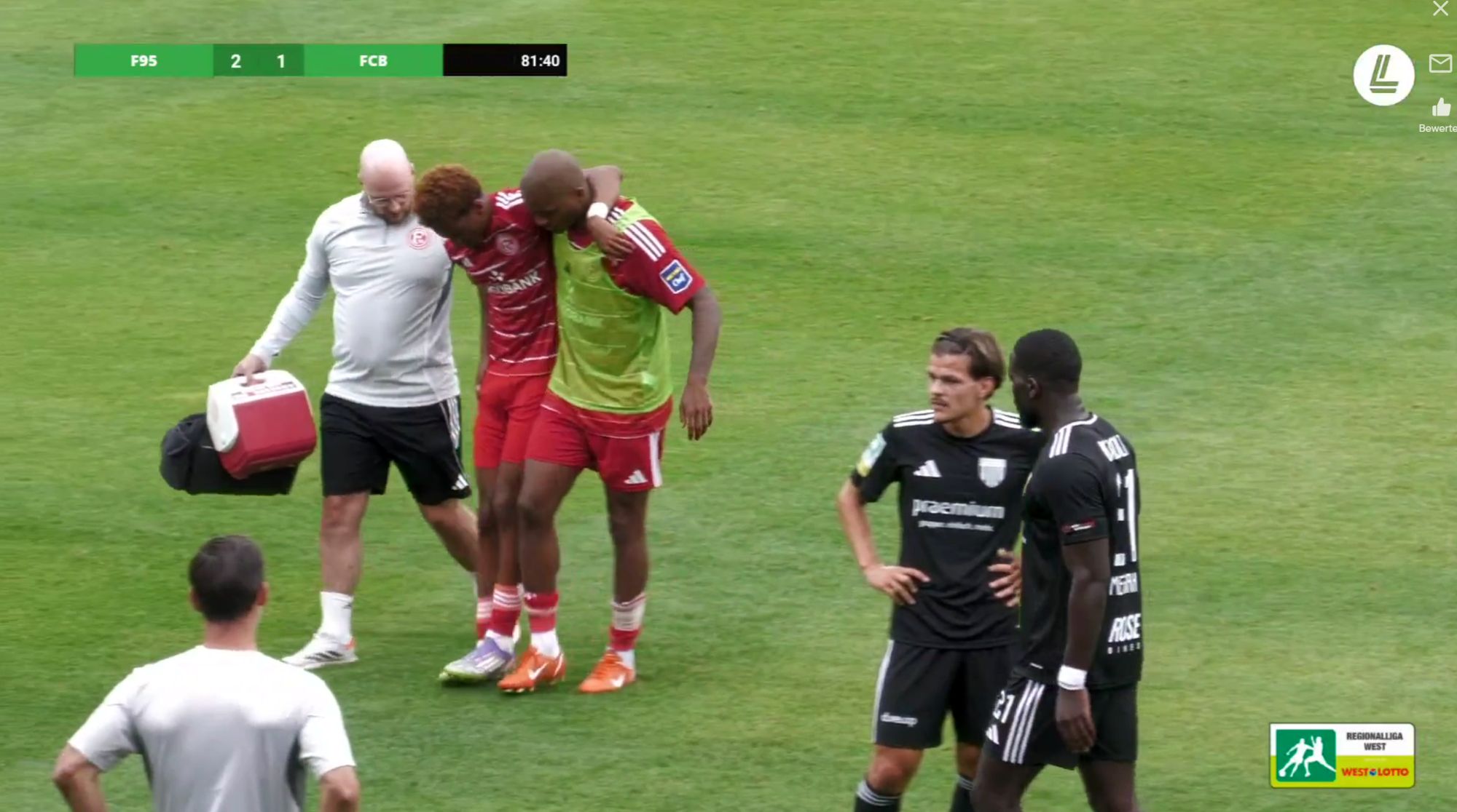 Zwote vs Bocholt: Charly Benschop hilf Karim Affo vom Platz (Screenshot LEAGUES)