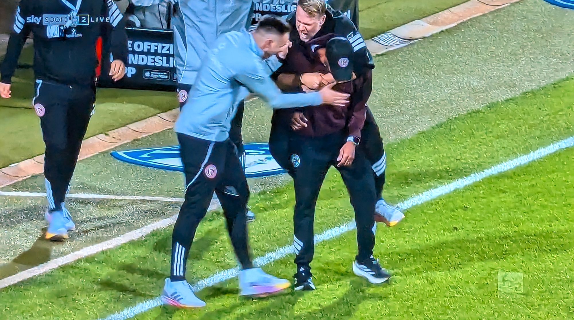 Bochum vs F95:Sascha Rösler bespringt Daniel Thioune (Screenshot Sky)