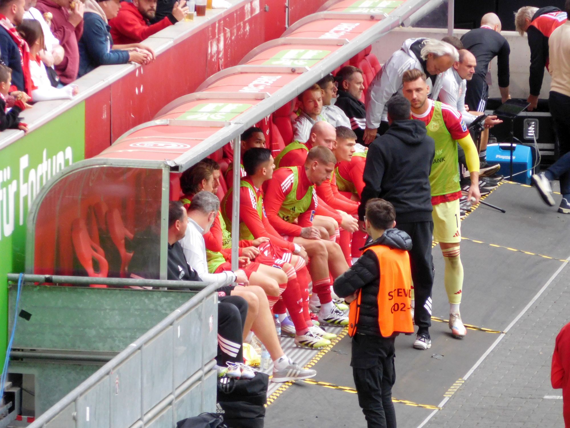 F95 vs Darmstadt; Vor dem Spiel motivierendes Abklatschen an der Bank (Foto: FP)