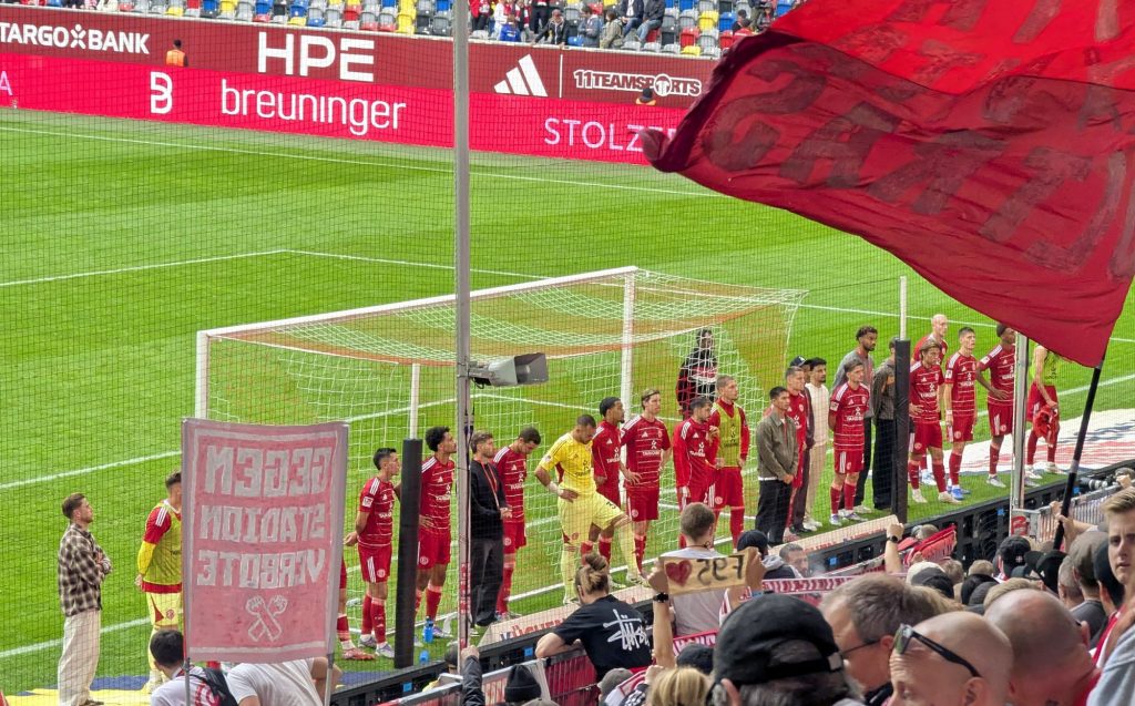 F95 vs Darmstadt; Nach Abpfiff musste sich die Mannschaft so richtig was anhören (Foto: FP)