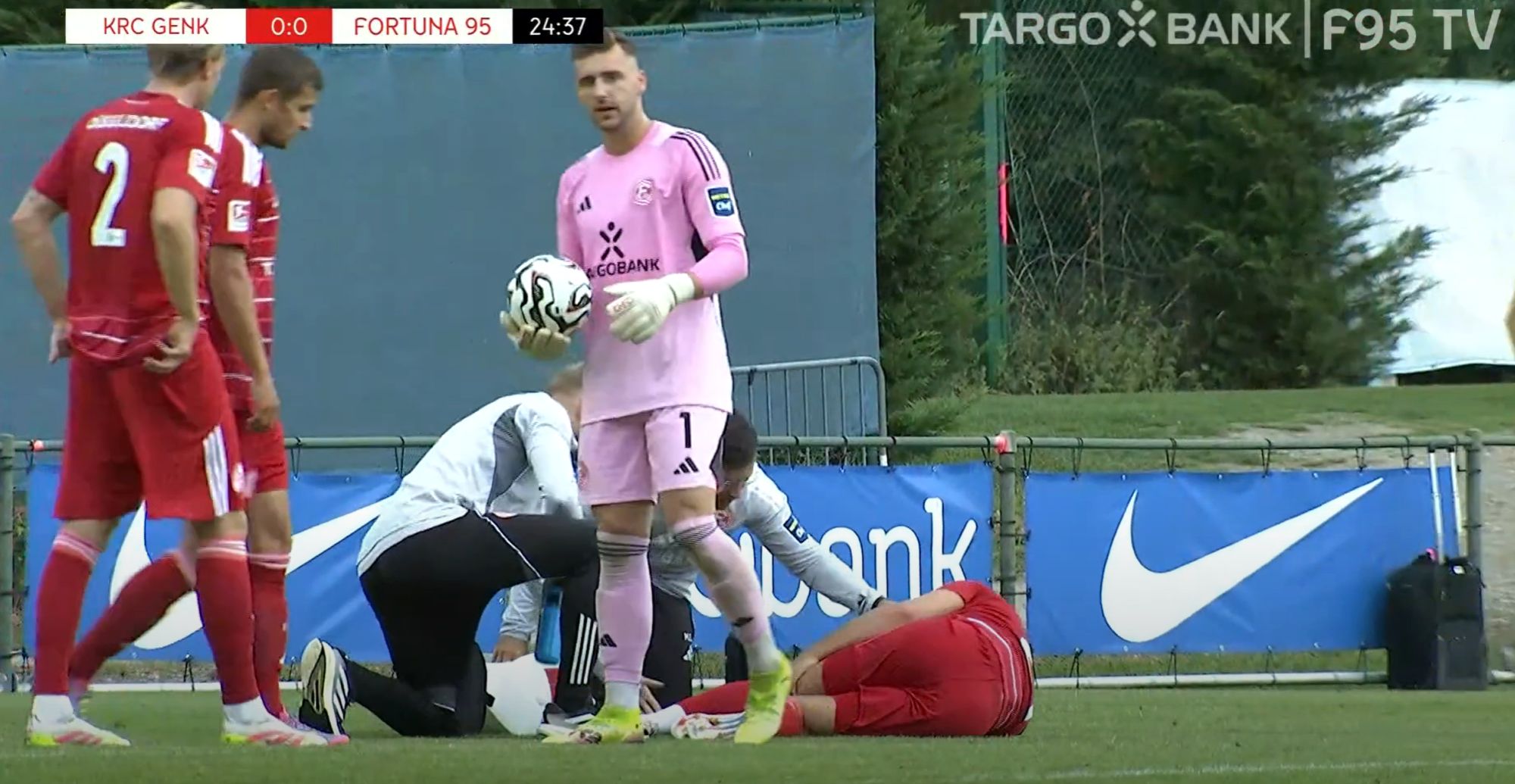 Genk vs F95: Der arme Tim Rossmann muss verletzt raus (Screenshot f95.tv)